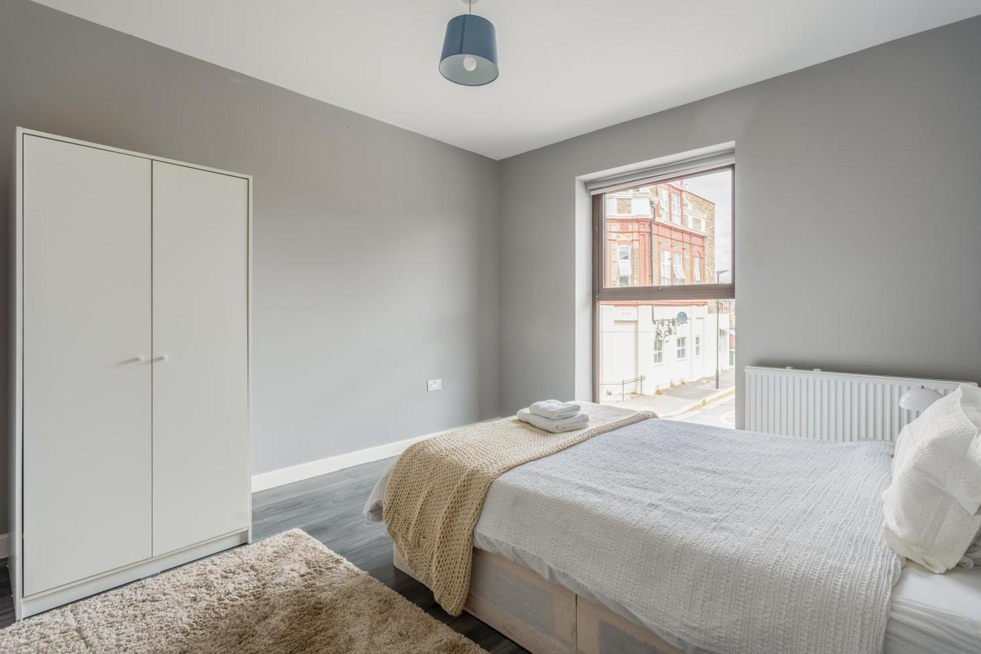 Modern Double With Shared Bathroom Privatunterkunft